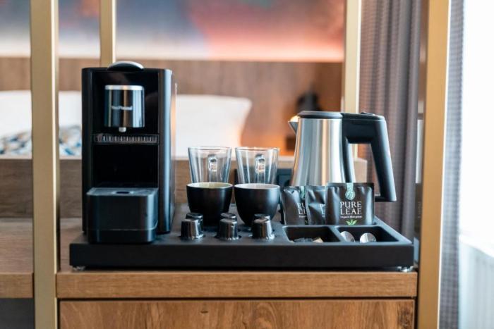 เบสต์ เวสเทิร์น พลัส โฮเต็ล ฮาร์เฮาส์ Hotel อาร์นเฮม ห้อง รูปภาพ A Nespresso coffee machine in a hotel room